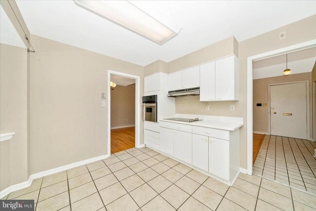 Building Photo - 3906 Montrose Dr