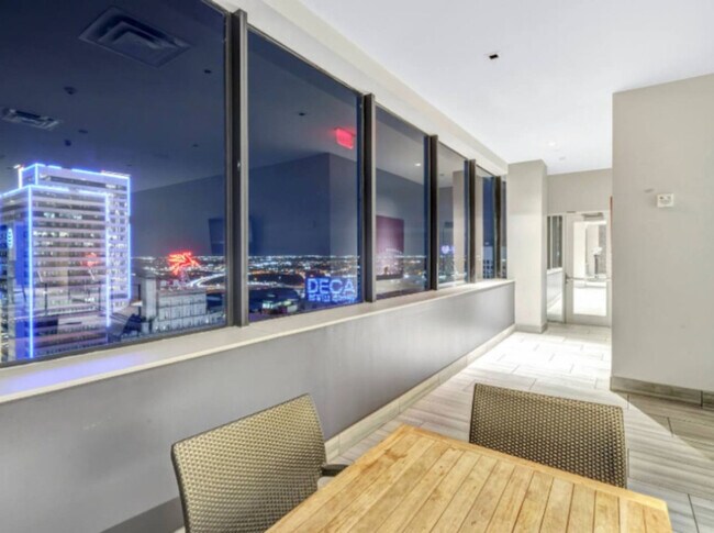 Building Photo - 1555 Elm St