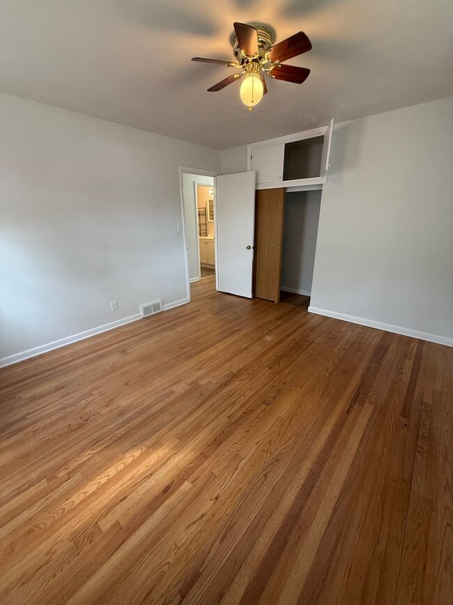 Building Photo - ~ RENT SPECIAL ~ HOLIDAY MERRINESS ~ Spacious 3-Bedroom, 2-Bathroom Home – West Side Location