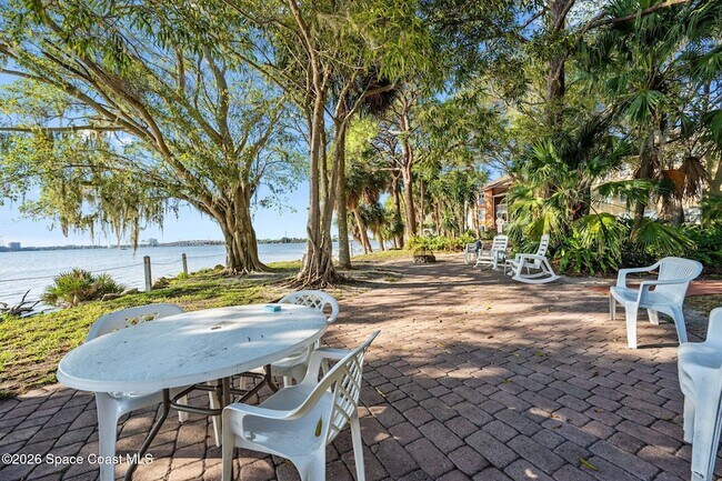 Building Photo - 225 S Tropical Trail