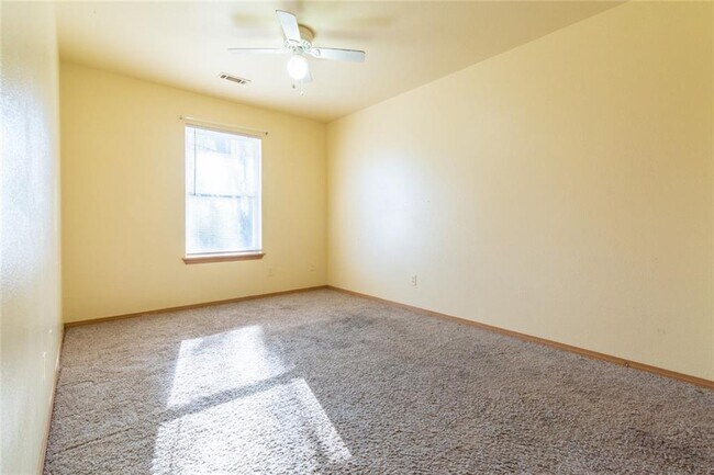 Building Photo - 210 Meadow Ct