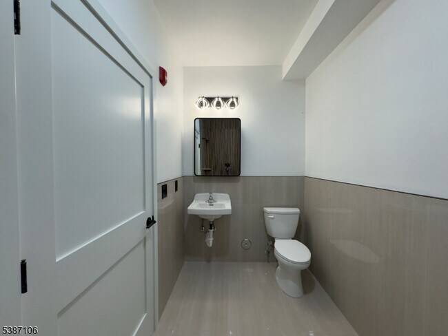 Building Photo - 52 James St