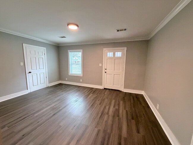 Building Photo - Cozy 3 Bedroom Home Ready for Move In!!