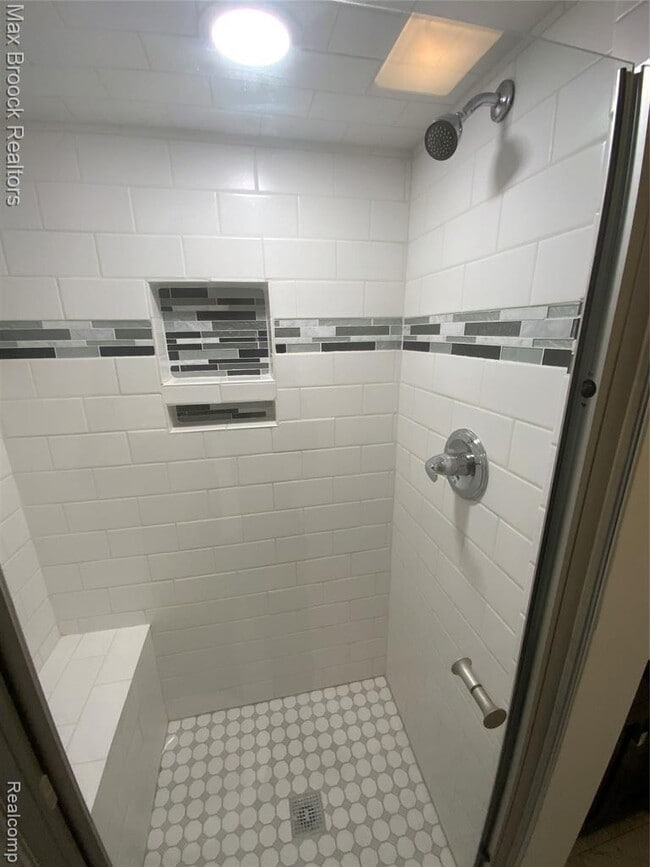 Building Photo - 5715 Sunnycrest Dr