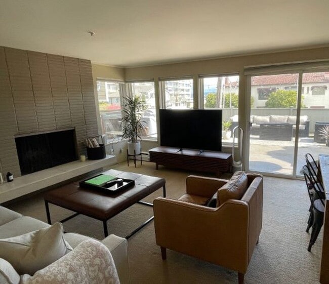 Building Photo - 2023