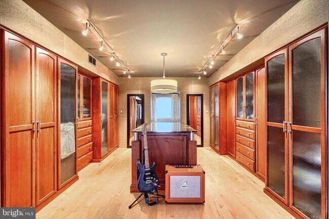 Building Photo - 1301 Hull St