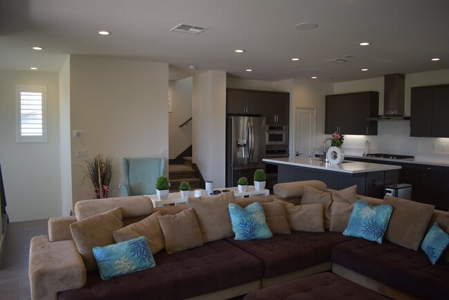 Building Photo - 3 Story 4 Bedroom 3.5 Bath Home in Del Sur...