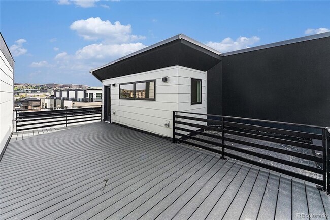 Building Photo - 2323 Lakeshore Ln