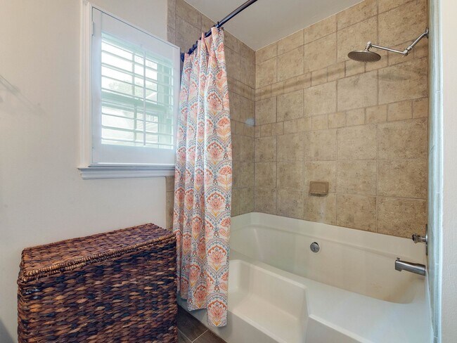 Building Photo - A picture perfect cottage home ready for you with community pool!