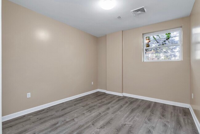 Building Photo - 202 Broadway