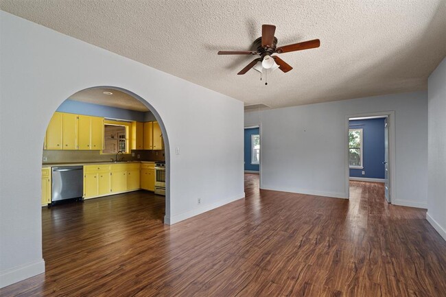 Building Photo - 2106 Allred Dr