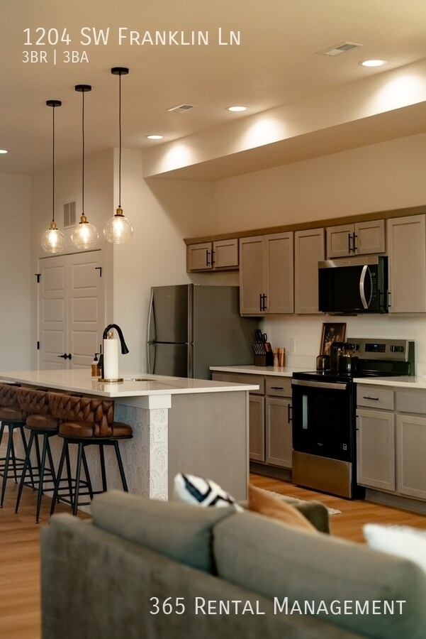 Building Photo - 1204 SW Franklin Dr