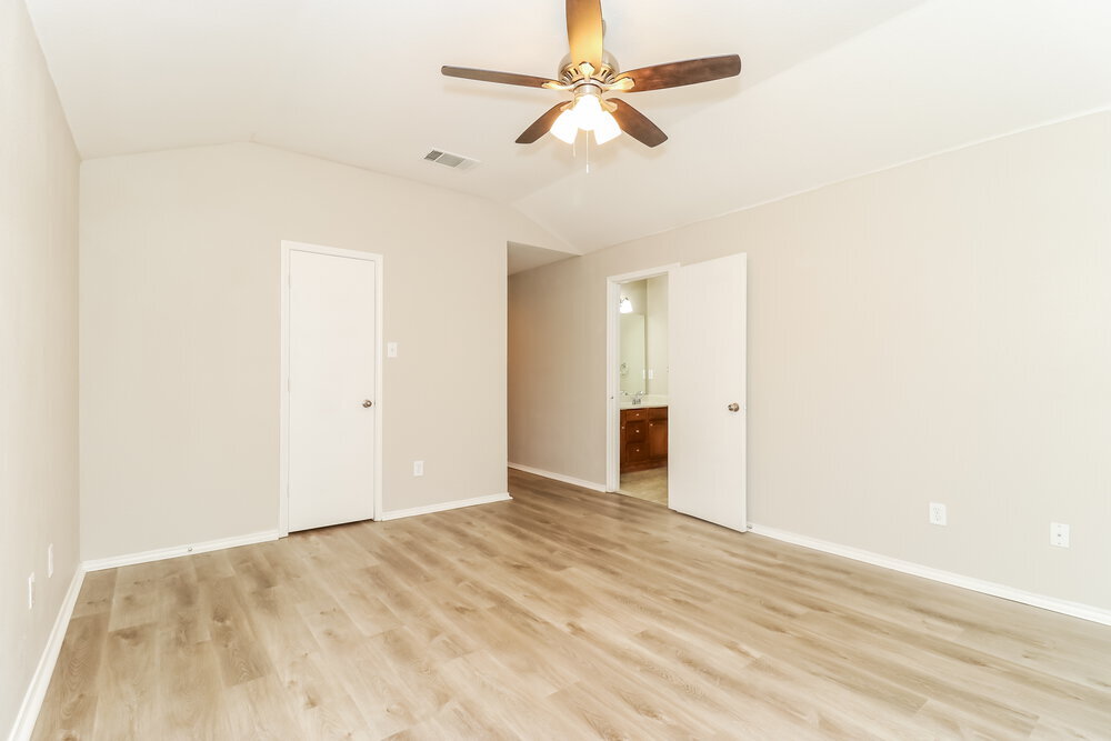 Building Photo - 726 Victoria Dr