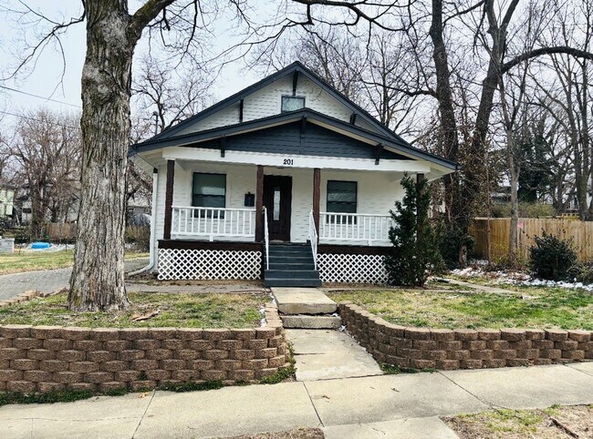Building Photo - Charming 3 Bedroom Single-Family