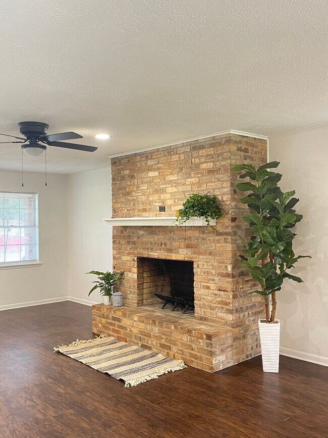 Building Photo - South Tyler! Beautifully Updated 3 Bedroom...