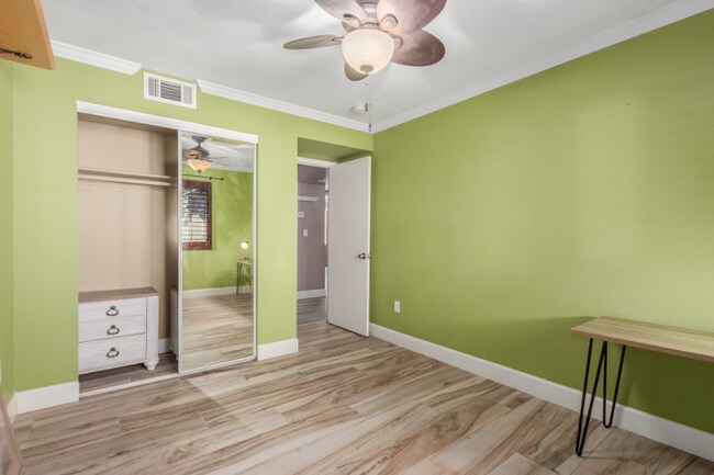 Building Photo - 3232 E Poinsettia Dr