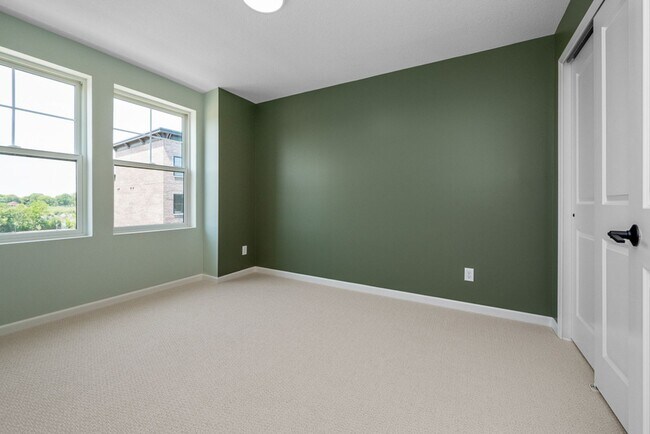 Building Photo - 848 Woodlawn Ave