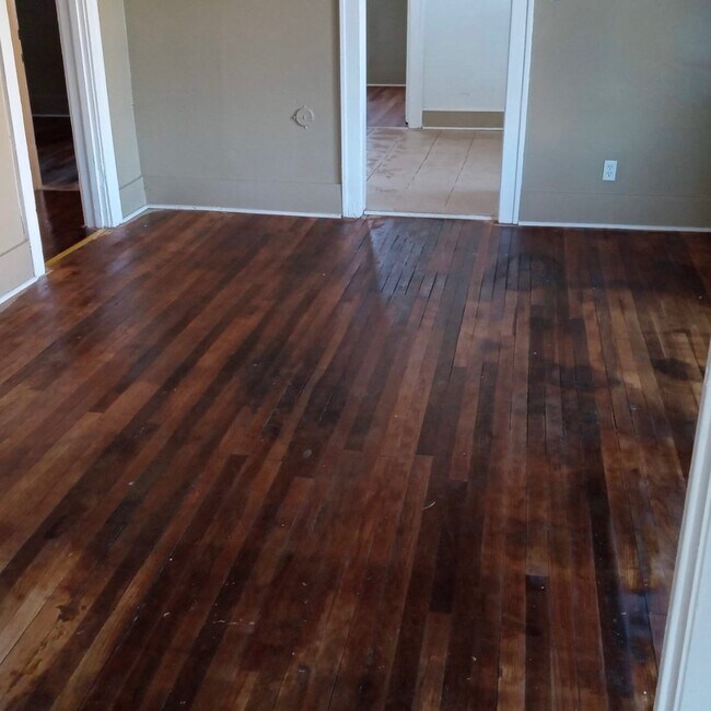 Building Photo - 1928 Gladstone St