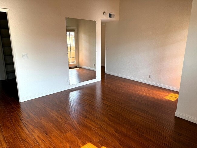Building Photo - Beautiful 3 Bedroom 2.5 Bath