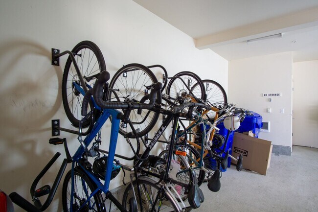 Building Photo - Great Modern 1 Bedroom in Sellwood w/ W&D + Private Patio