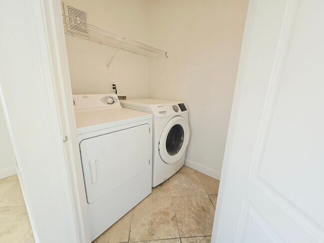 Building Photo - ONE BEDROOM ONE BATH UPSTAIRS CONDO!