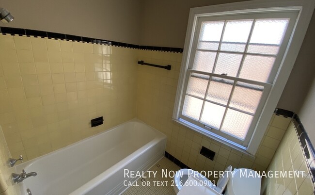 Building Photo - Shaker Heights 4 bed 2 bath UP