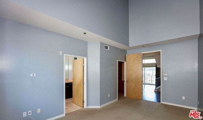 Building Photo - 5350 Playa Vista Dr