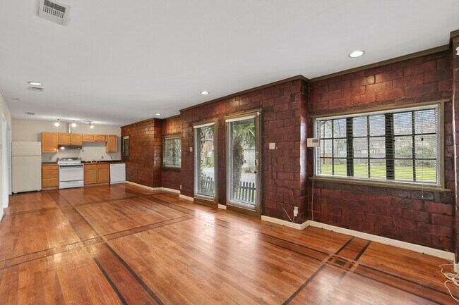 Building Photo - 405 N Praire