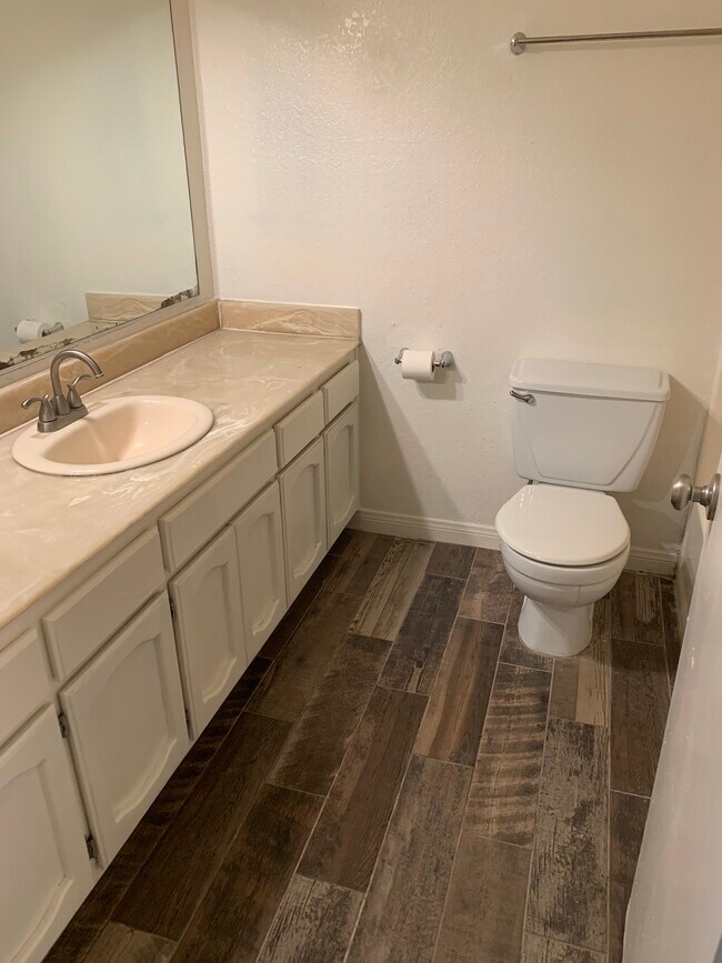 Bath Room - 617 S Gold Canyon St