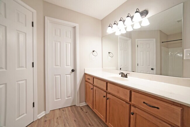 Building Photo - 78 Wren St