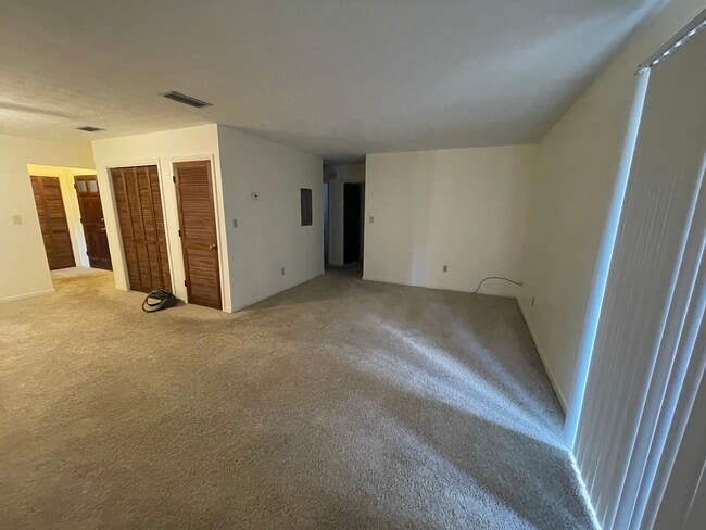 Building Photo - 250 S Villas Ct