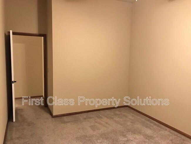 Building Photo - 3500 Arcadia Dr