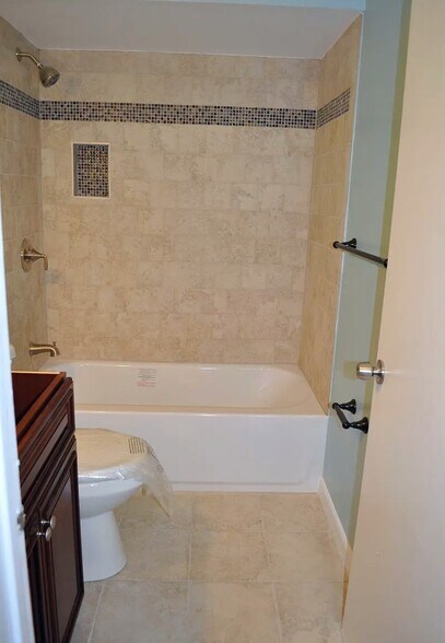 Building Photo - 302 Trinity Ct