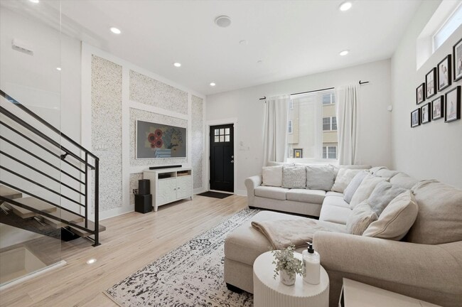 Building Photo - Detached Luxury 4BR/3B Retreat with Skyline Rooftop Deck, Wet Bars, Driveway & Massive Yard