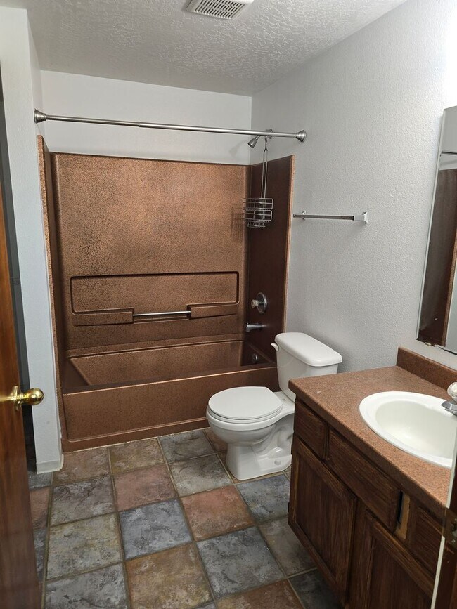 Building Photo - Spacious 4 bedroom 3.5 Bath Home for Rent ...