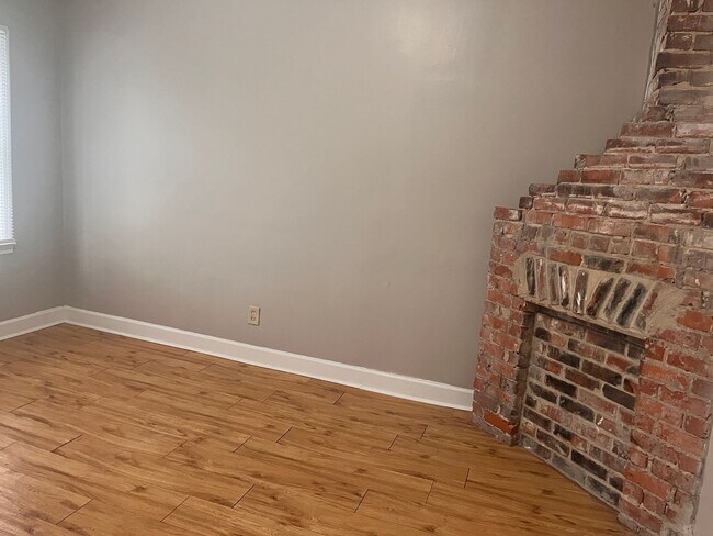 Building Photo - MOVE IN SPECIAL $250.00 OFF 1st Month's Rent- 2 bedroom, 1.5 bath apartment with W/D unit and sha...