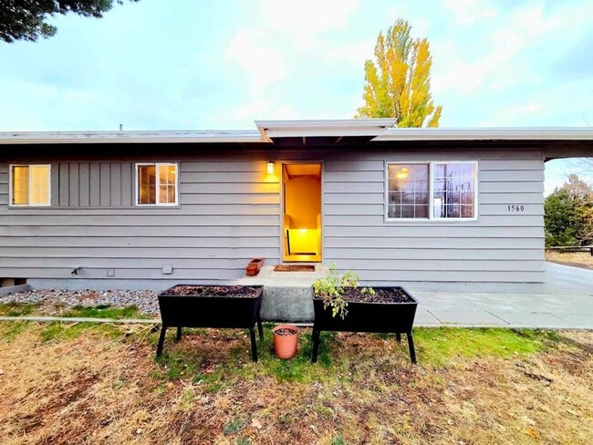 Primary Photo - Large 4 Bed, 2 Bath in Desirable East Wenatchee!