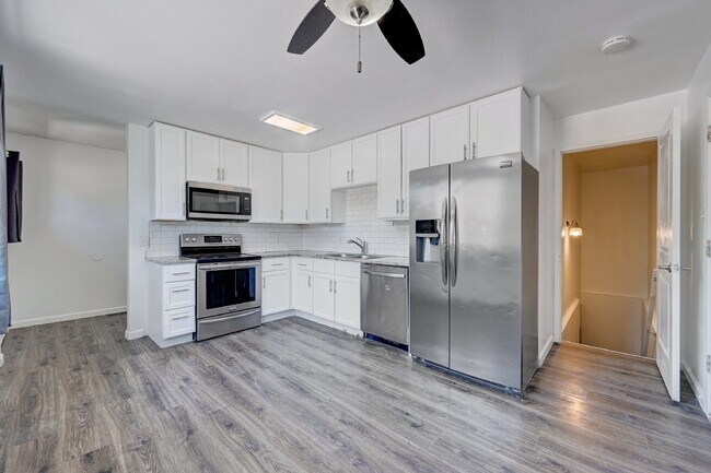 Building Photo - $2,900.00, 5 bed, 3 bath in Denver with Fi...