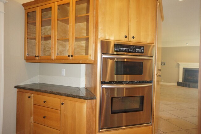 Building Photo - Spectacular NW Portland 4 bedroom with gue...