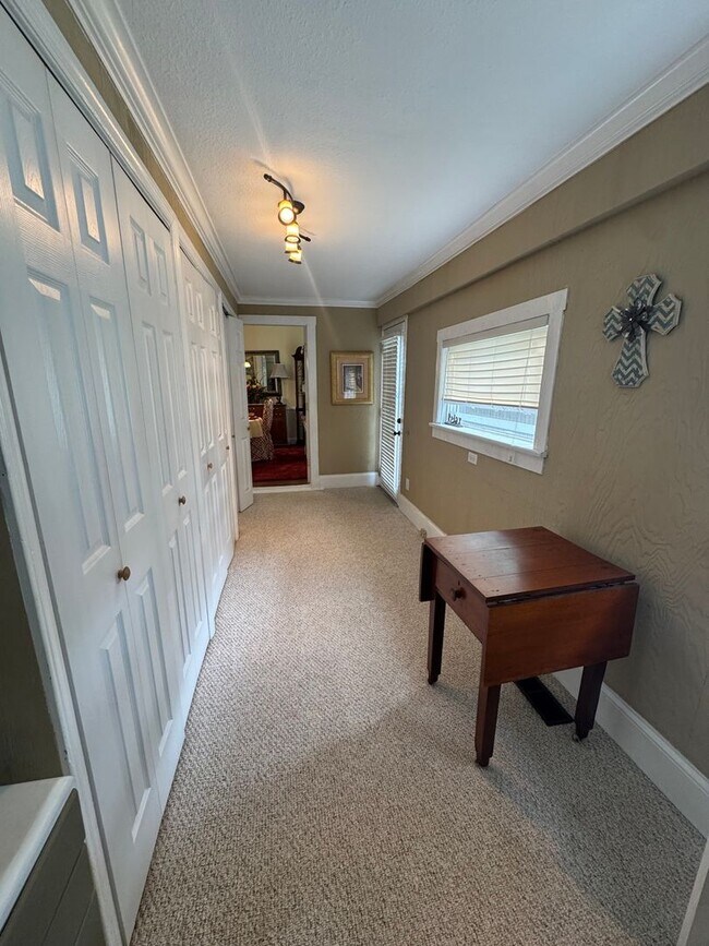 Building Photo - Knoxville 37917 - 2 bedroom, 1 bath - call Lisa Vineyard 865-216-9334