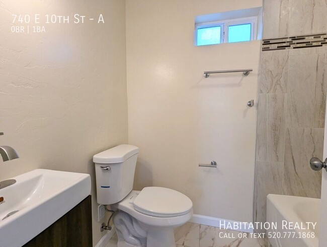 Building Photo - Remodeled 1924 Craftsman Studio/1Bath at I...