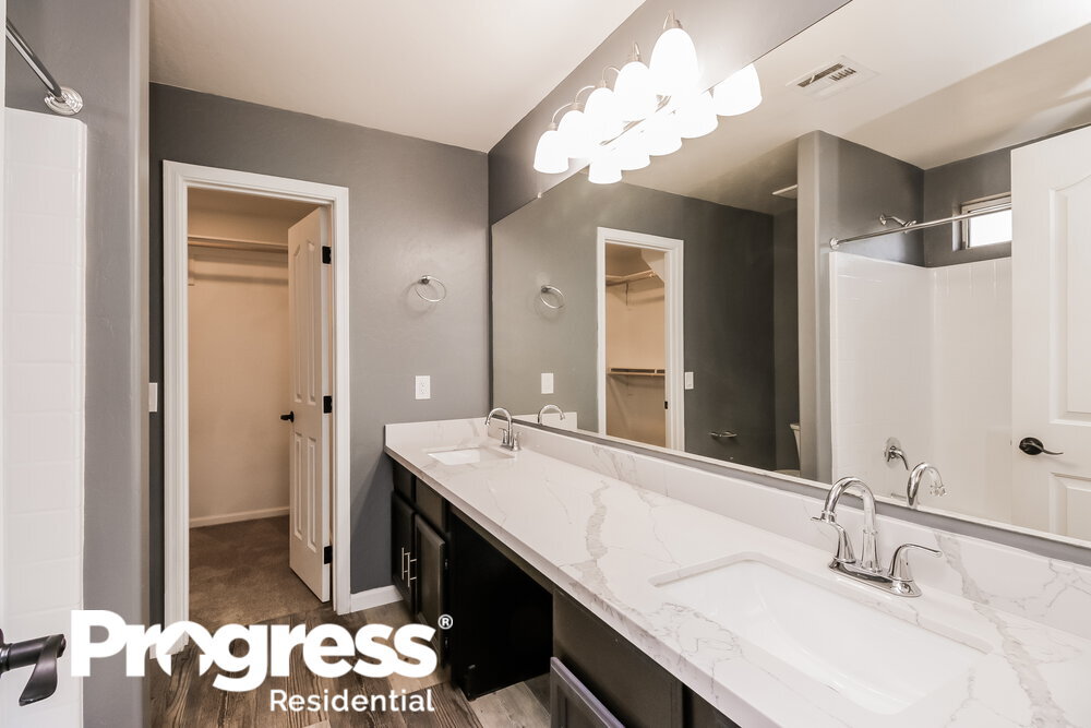 Building Photo - 1912 E 39th Ave