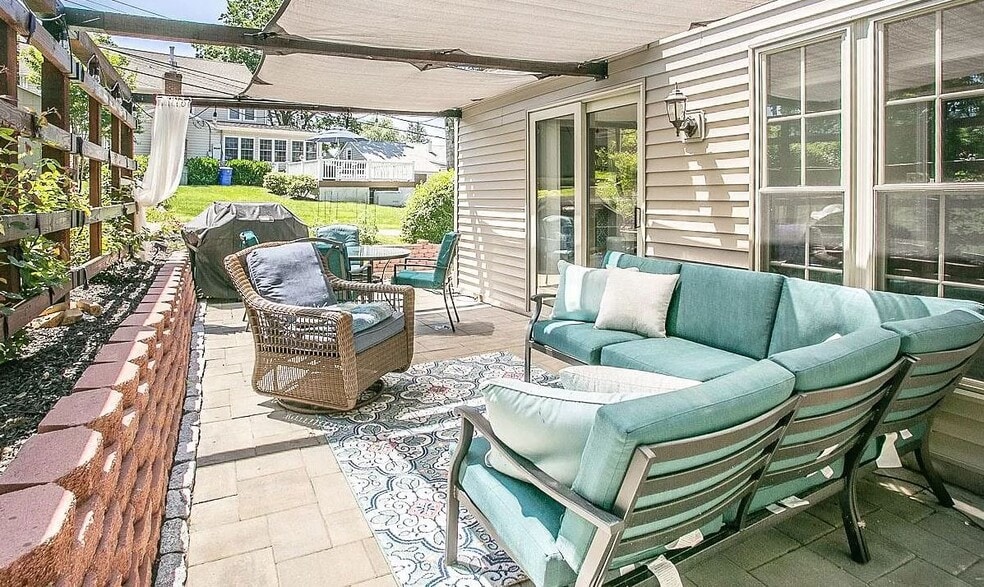 Building Photo - 295 Sugartown Rd