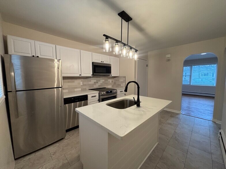 Building Photo - 13 Anthony Ln