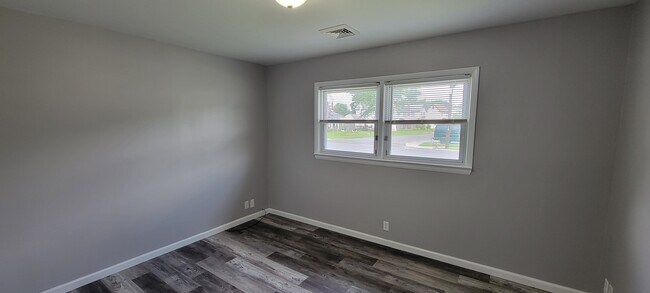 Building Photo - 306 E Clayton Ave