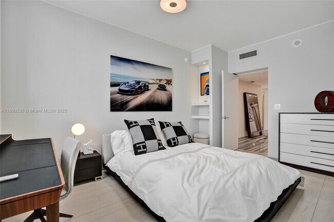 Building Photo - 17875 Collins Ave