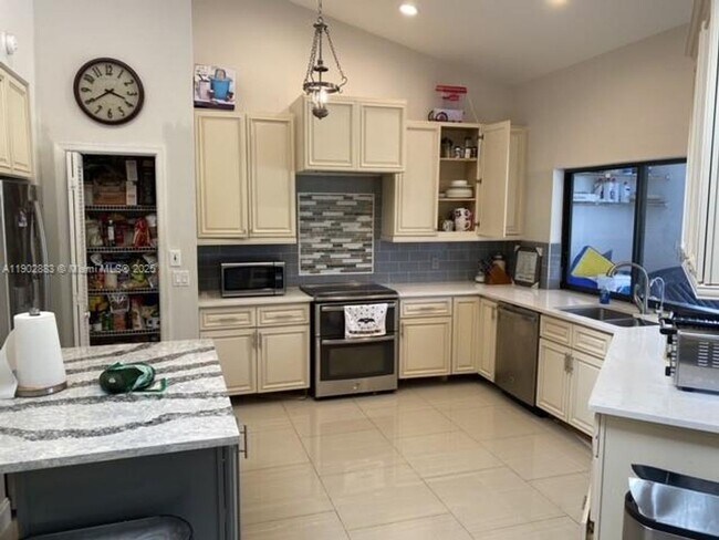Building Photo - 13647 Barberry Dr