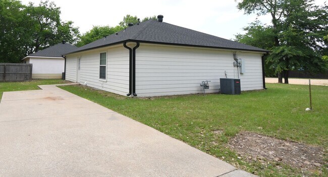 Building Photo - Move-In Ready, Beautifully Updated 3BR/2BA Home, HUD Accepted