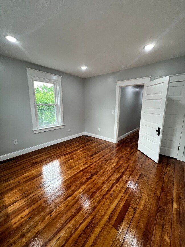 Building Photo - 31 N Poplar St