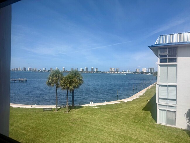 Building Photo - 2936 Lake Shore Dr